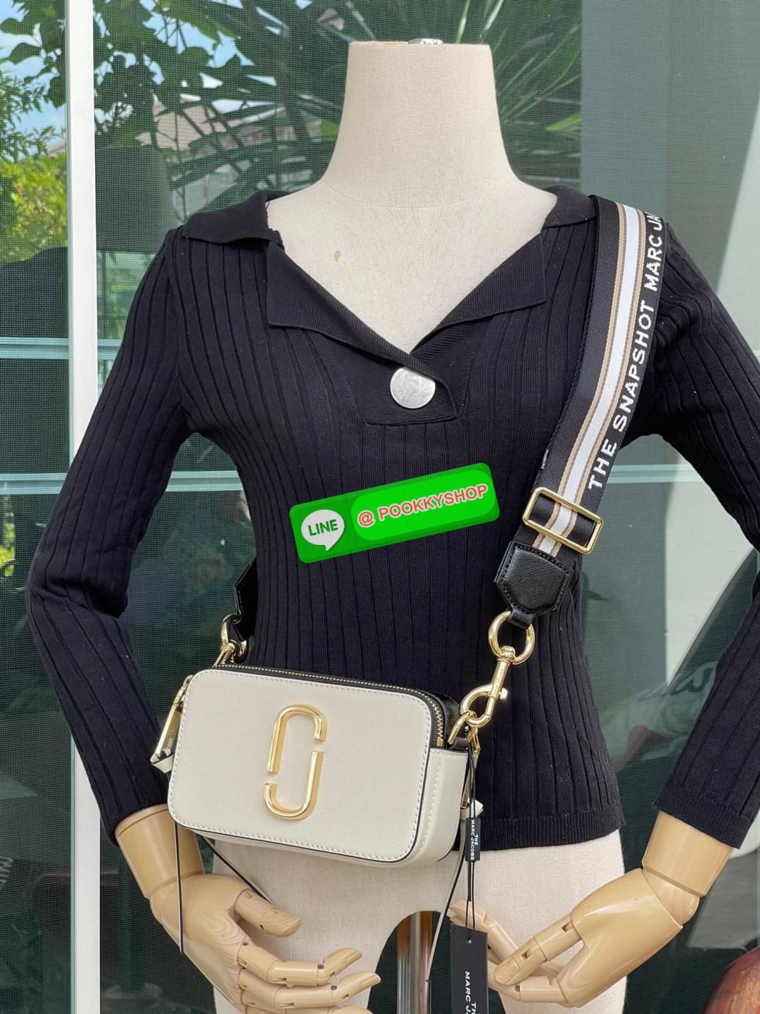 💕 Marc Jacobs Snapshot Bag กระเป๋าแบรนด์ดังจากสัญชาติอเมริกัน นับได้ว่ารุ่นนี้เป็นรุ่นทรงฮิตของ marc jacobs เลยทีเดียว โดยด้านหน้ากระเป๋าจะเป็นโลโก้แบบโลหะที่เป็นสัญลักษณ์ของแบรนด์นี้ มาพร้อมสายสะพายที่จะสะพายยังไงก็ดูโดดเด่น เพราะขนาดใหญ่ที่สกรีน
