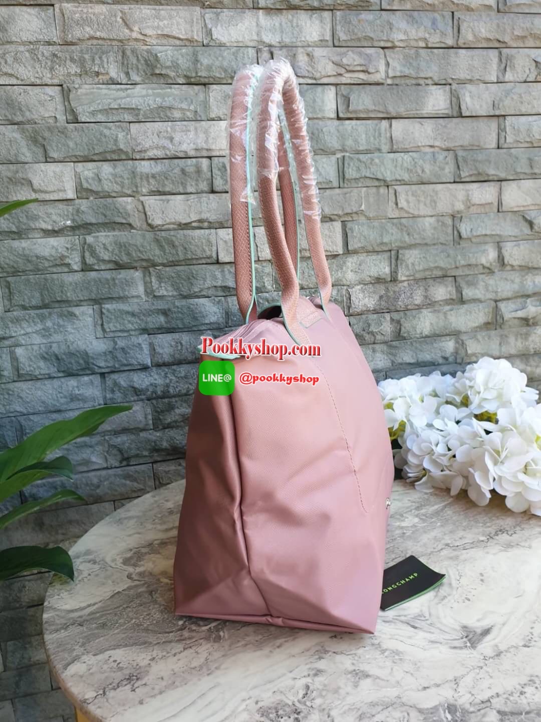 Longchamp Le Pliage Club Tote Bag Size L หูยาว วัสดุเนื้อผ้า Nylon Canvas เคลือบกันนำ้ ตัดด้วยหนังแท้ที่มีน้ำหนักเบา ดีไซน์เรียบง่ายแต่เต็มไปด้วยความคลาสสิก จนเป็นที่ชื่นชอบไปทั่วโลก Longchamp ปรับโฉม LE PLIAGE ด้วยการปักลายรูปม้า-ตราสัญลักษณ์ของแบรนด์บนผ