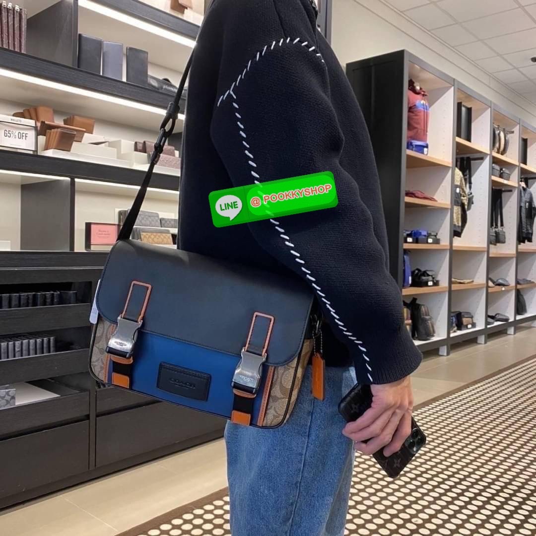 กระเป๋า COACH TRACK CROSSBODY IN COLORBLOCK SIGNATURE CANVAS (COACH C2725) กระเป๋าสะพายใบใหญ่ Unisex ที่เท่ได้ทั้งชายและหญิง วัสดุหนังแท้ หนังนิ่ม สัมผัสมือดีมากๆ เก็บดีเทลด้วยหนังแคนวาสคุณภาพ เนียบคมกริบ อยู่ทรงสวย ขนาดกำลังดี ไม่เล็ก ไม่ใหญ่เกินไป ด้านใ