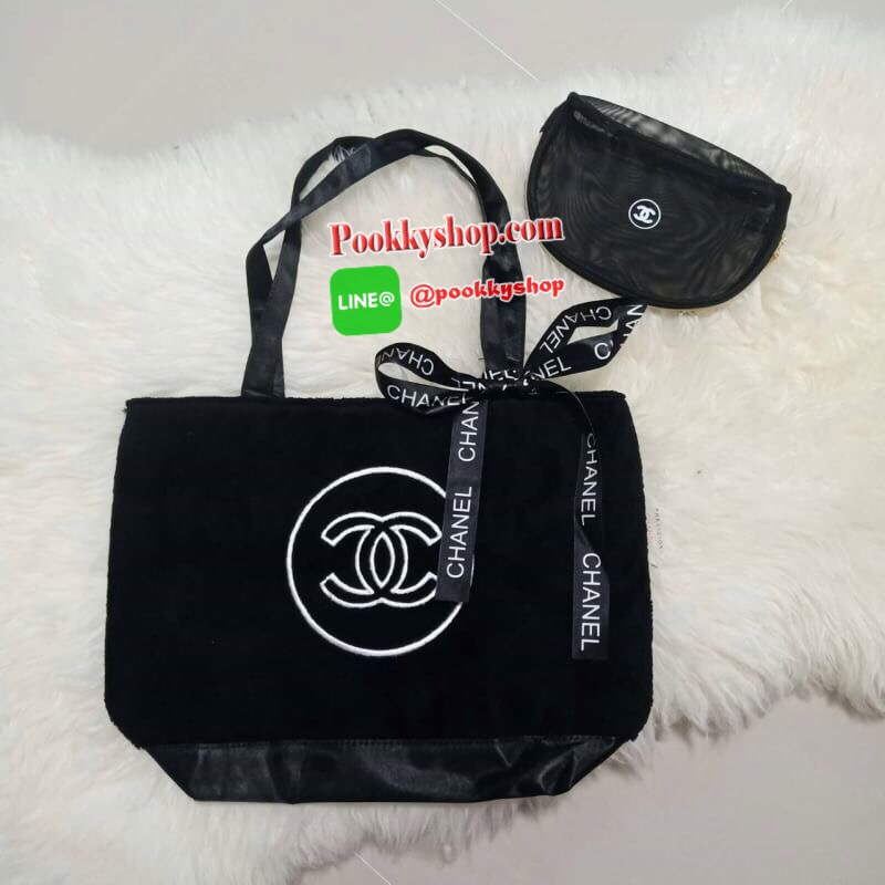 NEW ARRIVAL!! SETคู่ที่คุณต้องถูกใจ CHANEL SHOPPING RIBBIN BAG พร้อมกระเป๋า COSMETIC ขนนิ้มนิ่ม จากงานพรีเมี่ยมกิ้ฟ ของแถมจากน้ำหอม จากแบรนด์ CHANEL เนื้อกระเป๋าทำจากขนเทียม ผิวสัมผัสฟูนิ่ม ตกแต่งด้วยผ้าไนลอนด้านท้ายวางได้กันน้ำ!! ปักโลโก้แบรนด์ ด้านในเปิ