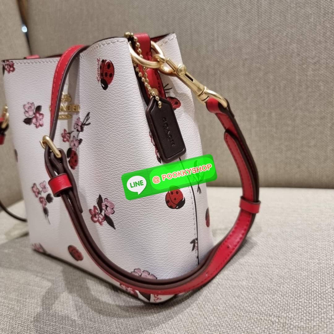 COACH 7267 MINI TOWN BUCKET BAG WITH BUFFALO PLAID PRINT คอลเลคชั่นใหม่ล่าสุด!! น้องสาวคนสวยมาแล้วจ้า สีแดงโดดเด่นต้อนรับเทศกาลคริสต์มาส 🎅🎄 กระเป๋าบัคเก็ต ไซส์มินิ ใบจริงน่ารักม้าก!! น่าใช้แบบที่สุด วัสดุหนังแคนวาสเคลือบลาย สวยคม เปิด-ปิดด
