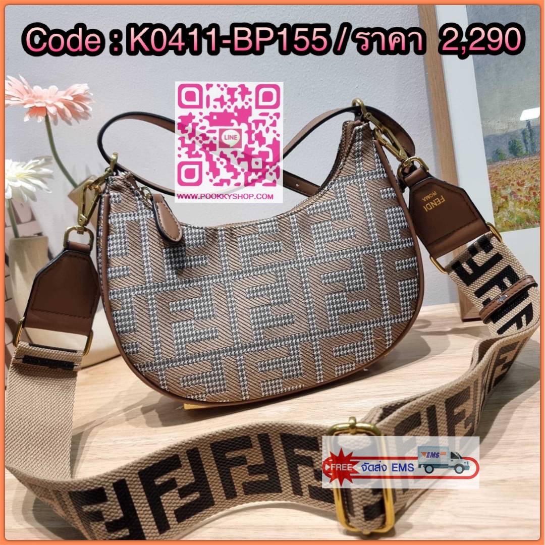 FENDI MONOGRAM CROSSBODY HOBO BAG กระเป๋าสะพายข้างใหม่ล่าสุด ดีไซน์ลวดลายรอบใบ มี texture โดดเด่นน่าใช้ ดูหรูและคลาสสิคในตัว ก้นกระเป๋าตกแต่งอะไหล่ font สีทองหรูหรา มาพร้อมสาย 2 แบบ สำหรับคล้องแขน และสายครอสบอดี้ วัสดุผ้าแคนวาสทนทาน เปิด-ปิดด้วยซิป ภายในเ