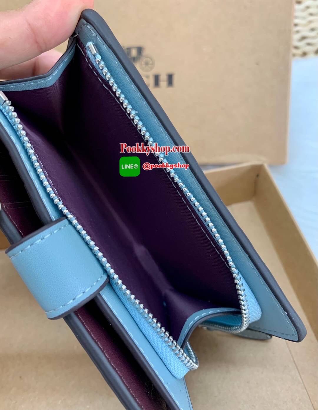 COACH 25937 WALLET กระเป๋าเงินใบกลาง หนังแก้ว แวว เช็ดทำความสะอาดง่าย ลาย Cนูนทั้งใบ สวยงามมากค่ะ