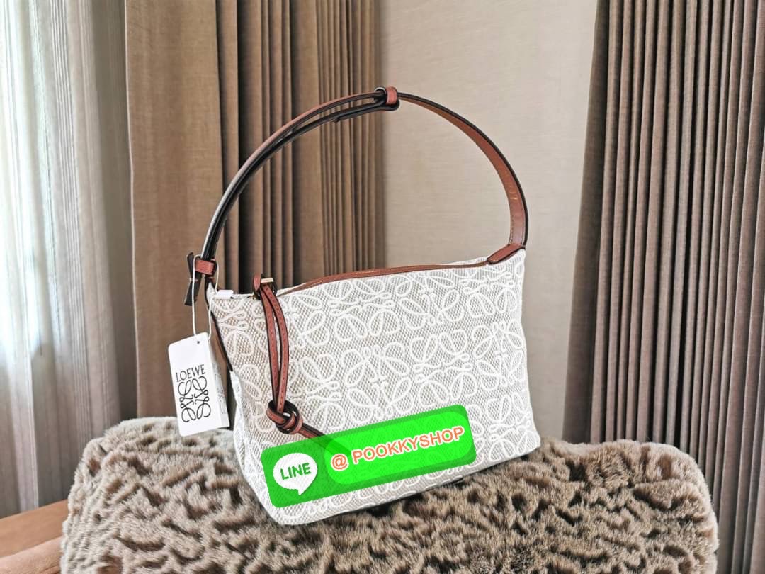 ✴️Must Have!✴️ นาทีนี้ต้อง NEW! LOEWE ANAGRAM SHOULDER BAG VIP GIFT WITH PURCHASE (GWP) กระเป๋าถือหรือสะพายพรีเมี่ยมกิ๊ฟ Limited จาก LOEWE PERFUME DUTYFREE COUNTER รุ่นใหม่วัสดุ Anagram Canvas Jacquard Fabric ผสมผสานกับหนังแท้ Calfskin ลงตัว