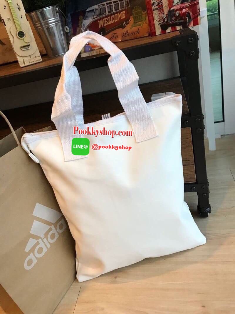 Adidas Originals Shopper 3D คอลเลคชั่นสไตล์ ISSEY MIYAKE กระเป๋าถือทรงtote น้ำหนักเบา ใช้งานง่าย เปิดปิดง่ายด้วยซิปเดียว ภายในกว้าง ใส่เอกสารA4และสัมภาระอื่นๆได้แบบสไตล์ลำลอง ใช้ได้กับชายหรือหญิงเลยคร้า
