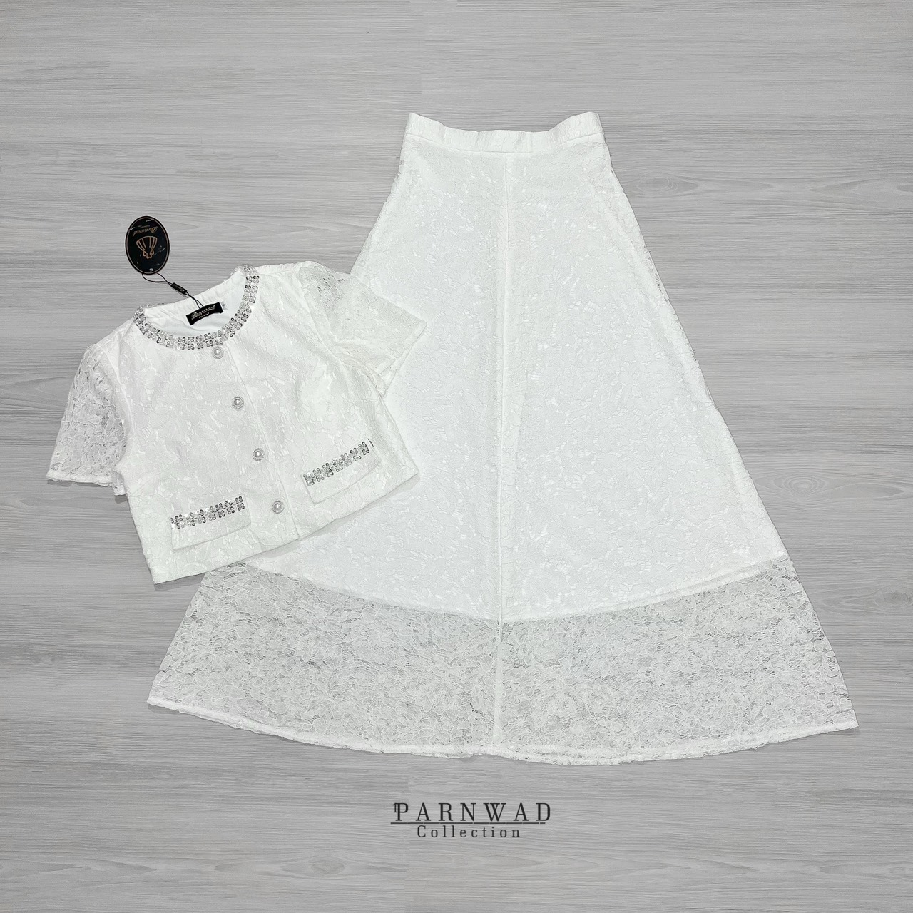 ชุดเซทแฟชั่น Set เสื้อลูกไม้เนื้อนิ่มกระดุมหน้าแต่งเลื่อมสีเงินที่คอและกระเป๋า มาพร้อมกับกระโปรงลูกไม้เอวสูง