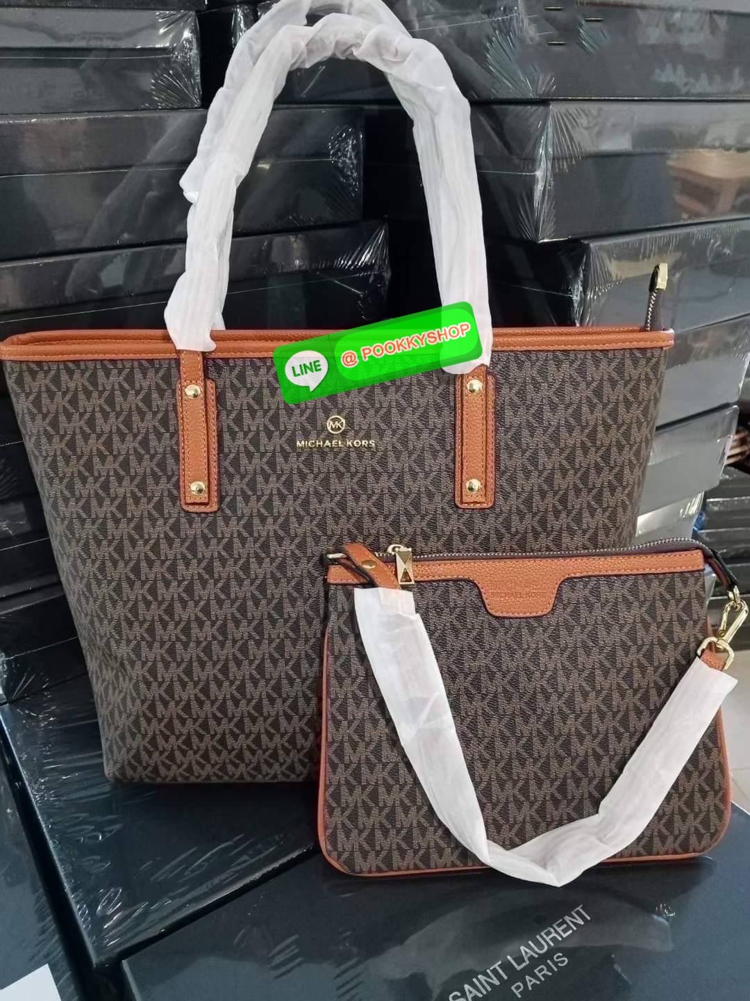 NEW ARRIVALS !! MICHEAL KORS TOTE BAG ของแท้ กระเป๋าสะพายทรง SHOPPING BAG หนัง PVC สวยหรูอยู่ทรง ด้านหน้าประดับโลโก้สีทองสวยหรูพร้อมห้อยพวงกุญแจ MK ภายในปิดเปิดด้วยซิปยาว มีช่องซิปและช่องเล็ก ซับในอย่างดีสกรีน กว้างและจุของได้เยอะมากค่ะ ใส่ ipad กระเป๋าสต