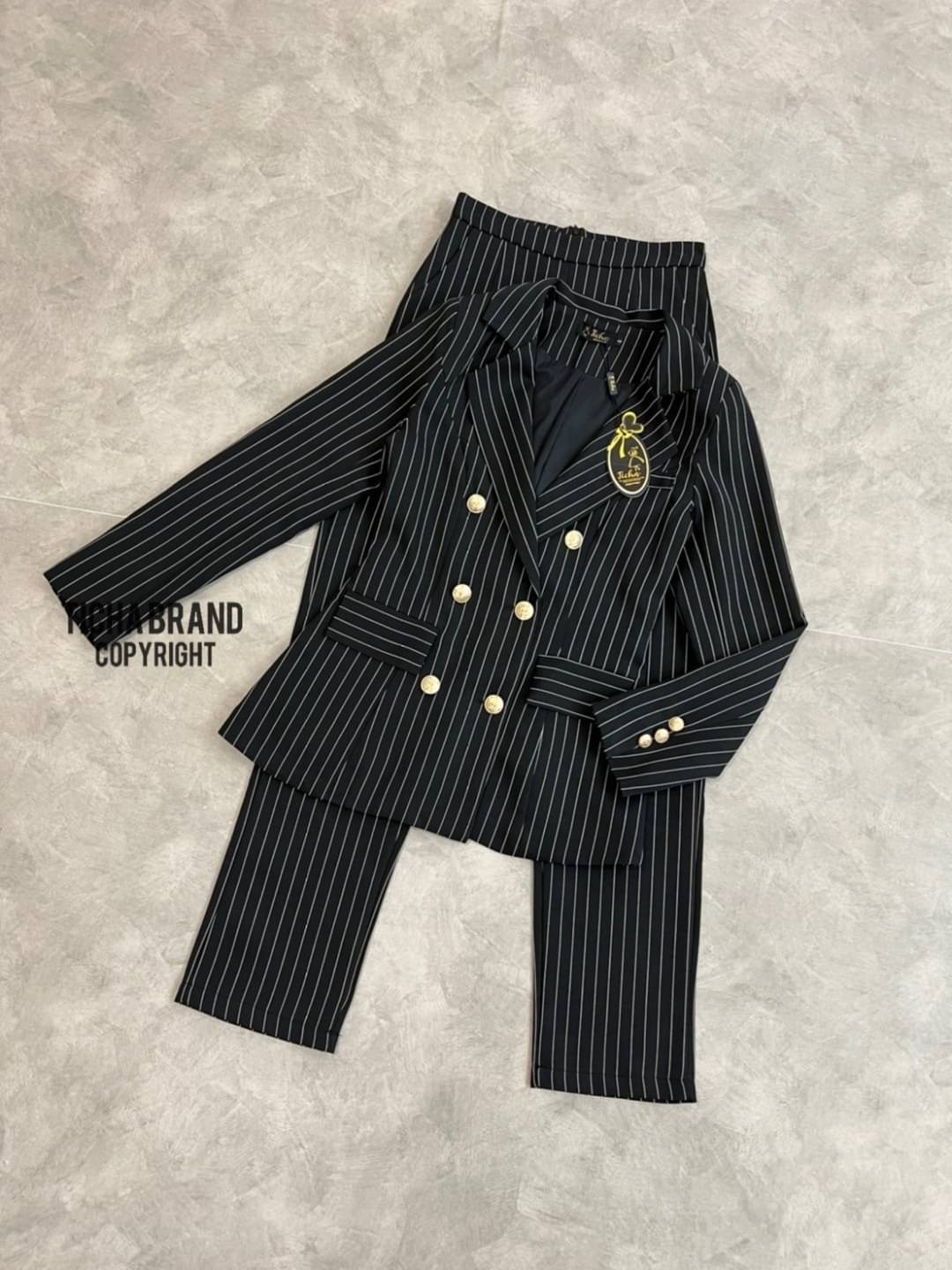 เซตสูทคอปกแขนยาว+กางเกงขายาว มีกระดุมหน้า 2 แถว มีกระเป๋า ทรงพอดีตัว เนื้อผ้าดีมากกกก ใส่สบาย ใส่สวยดูดีเหมือนเซเลปเลยค่ะ ใครกำลังมองหาเซตสูทสวยๆ ใส่ออกงาน ใส่ทำงาน ใส่แล้วดูดี ใส่ได้หลายโอกาส แนะนำเลยค่ะ ราคาเป็นกันเองจัดด่วนๆ สั่งช้าอดสวยยยยยของหมดไวนะค