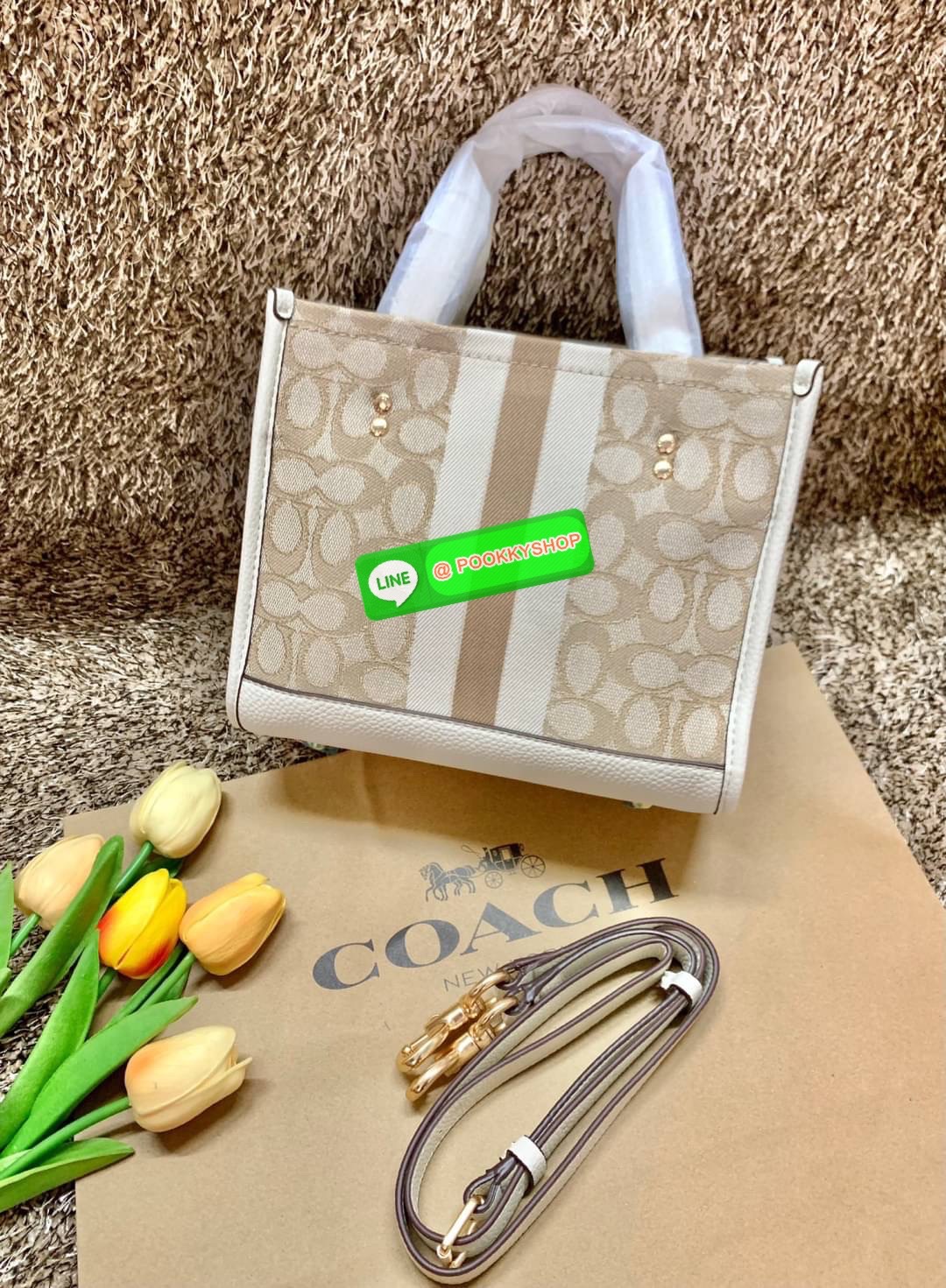 COACH DEMSEY TOTE IN SIGNATURE JACQUARD WITH COACH PAT ((C8417//C5115)) พร้อมส่งที่ไทย ห้ามพลาด สีน้องสวยมากๆค่ะ กระเป๋าทรงTote ขนาดพอดีลำตัว ใช้วันไหนๆก็เหมาะมากค่ะ วัสดุJacquard ทอลายแบรนด์ ตัดขอบหนังแท้ สวยงามมากๆค่ะ ด้านหน้าจะมีป้ายวงกลมโลโก้แบรนด์อัน