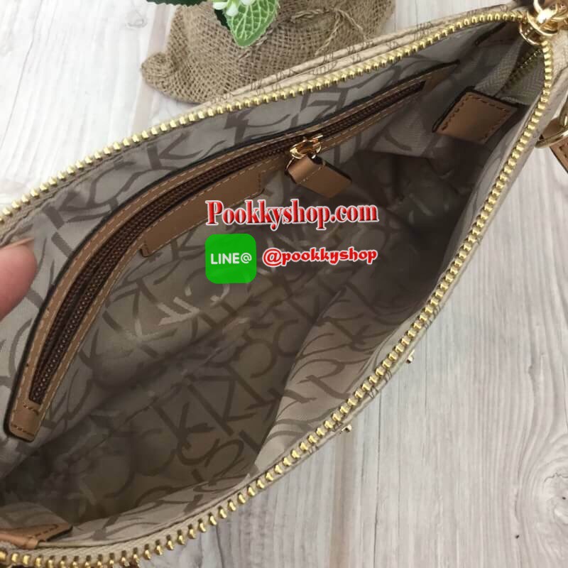 New arrival !!! Calvin Klein Crossbody Bag กระเป๋าสะพายขนาดน่ารัก วัสดุ PVC คุณภาพดี หนังนิ่ม น้ำหนักเบา ตัวกระเป๋าออกแบบลาย CK ทั้งใบ ด้านหน้าประดับด้วยโลโก้แบรนด์สวยหรู หัวซิปเป็นหนังง่ายต่อการใช้งาน ช่องหลักเปิดปิดกระเป๋าด้วยซิป ด้านในโล่งกว้าง มีช่องซ