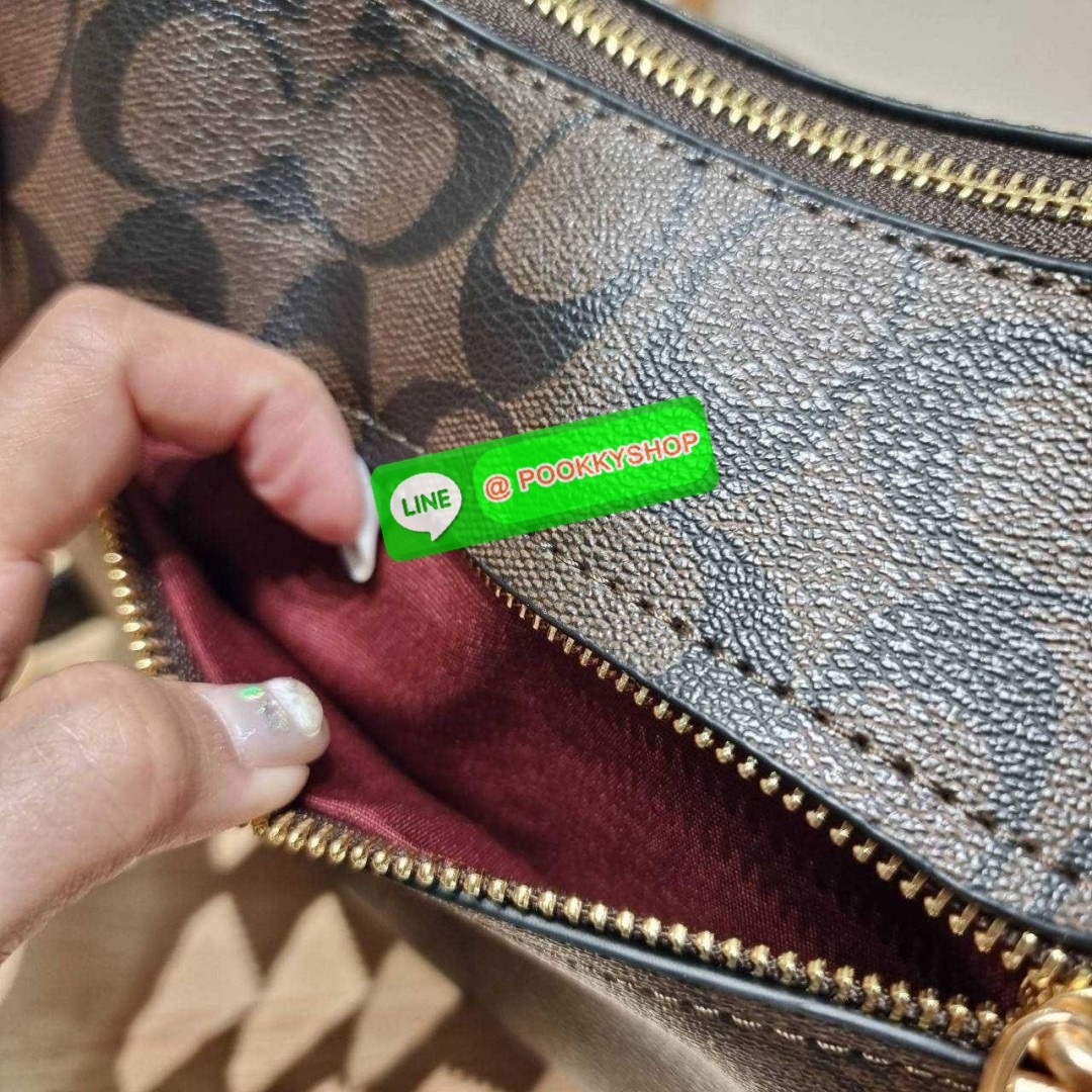 COACH CI791 MARA HOBO IN SIGNATURE CANVAS 🔆 Details รุ่นใหม่ พร้อมสีใหม่ก่อนใคร กับกระเป๋าสะพายทรงโฮโบ ใบใหญ่จุใจ ดีไซน์ออกมาให้รูปทรงดูหรู สุดพิเศษที่มีสายสะพายมาให้ถึง 2 แบบ เป็นสายสั้นสำหรับสะพายไหล่ และสายยาวสำหรับสะพายข้าง สามารถสลับใช้ได้ตาม