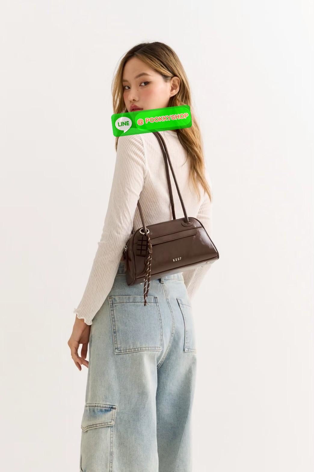 🌙 NEW IN — KEEP “Moonlight” Bowling Bag สไตล์มินิมอล เรียบแต่ดูแพง สะพายได้ทุกลุค ทุกโอกาส ✨ 👜 ดีไซน์ทรง Bowling สุดคลาสสิก ที่ทั้งใช้งานง่ายและมีโครงสวยตั้งทรง ทำจาก หนังสังเคราะห์ไมโครไฟเบอร์ Smooth Nano Oily สัมผัสเรียบเนียน น้ำห