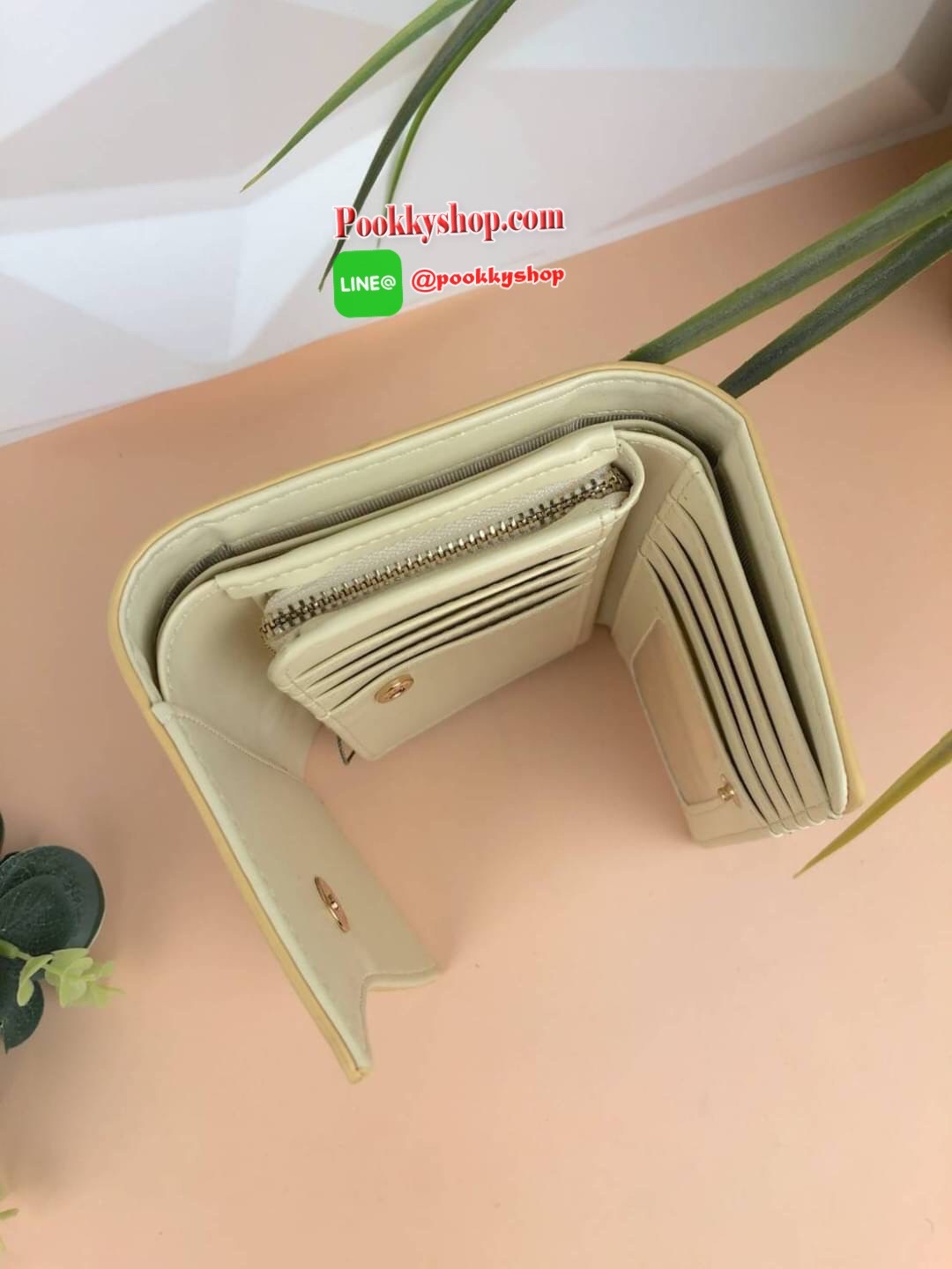 CHARLES & KEITH CROC-EFFECT V-CUT FRONT FLAP WALLET กระเป๋าเงินใบกลางแบบ3พับ รุ่นใหม่ล่าสุด เปิดปิดแบบกระดุมแม่เหล็ก ด้านในมีช่องซิปเล็กใส่เหรียญ ช่องการ์ด 7 ช่องและช่องใส่รูป มีช่องตามยาว 2 ช่อง ใส่ธนบัตรได้ตามยาว ไม่ต้องพับเลยค่า รุ่นนี้จับกระชับมือ ขนา