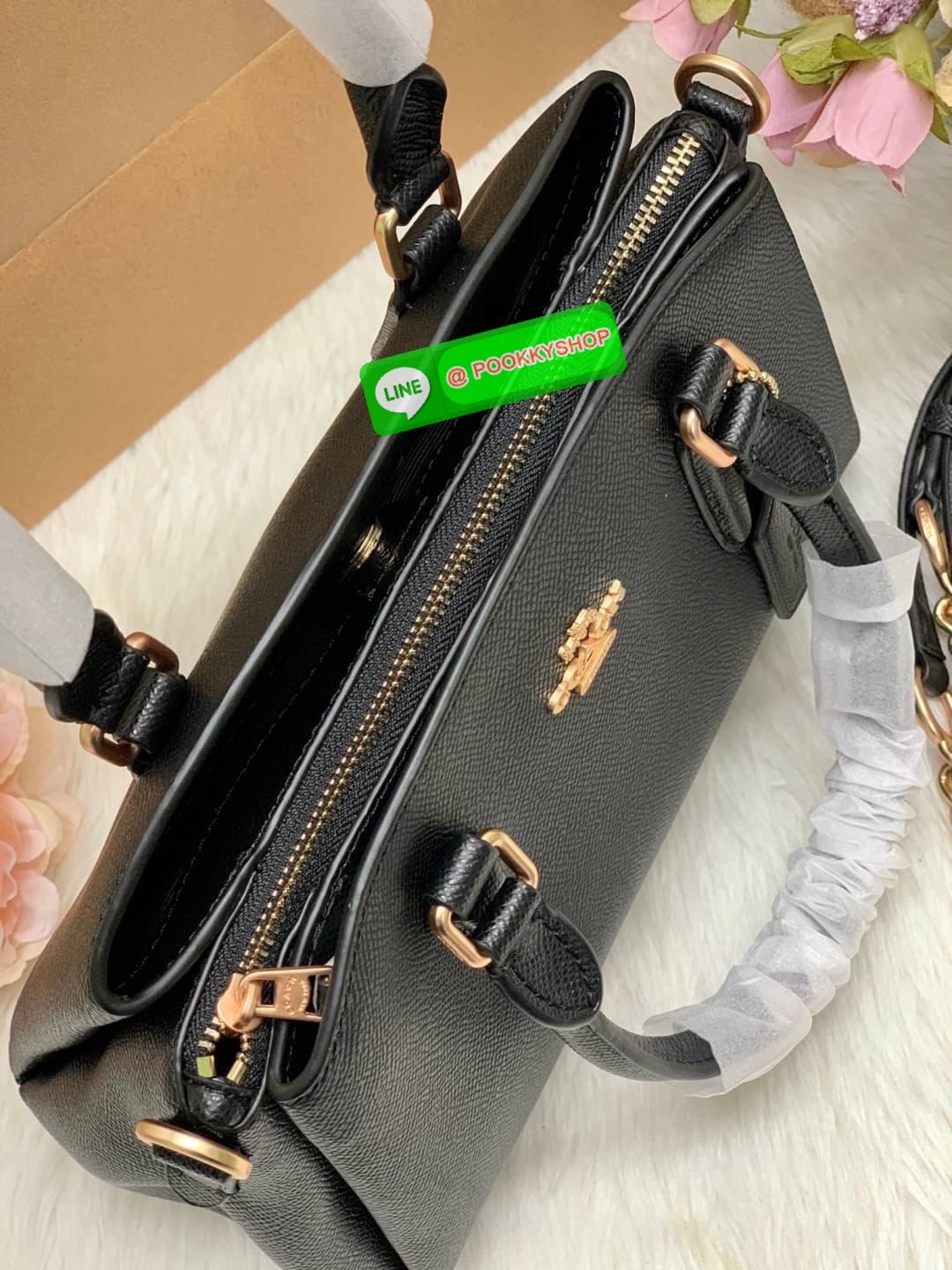 Back in stock! Best seller🔥 🌈ใครรออยู่ห้ามพลาดน๊าา หมดรอบนี้อีกนานกว่าจะเข้าอีกจ้า COACH MINI SAGE CARRYAL ((28977)) พร้อมส่งค่ะ! กระเป๋าถือ//สะพายข้าง หนังแท้ Smooth leather อย่างดี แบ่งช่องกระเป๋าเป็น3ช่อง แต่ละช่องกว้างใส่ของจุ ตรงกลางเ