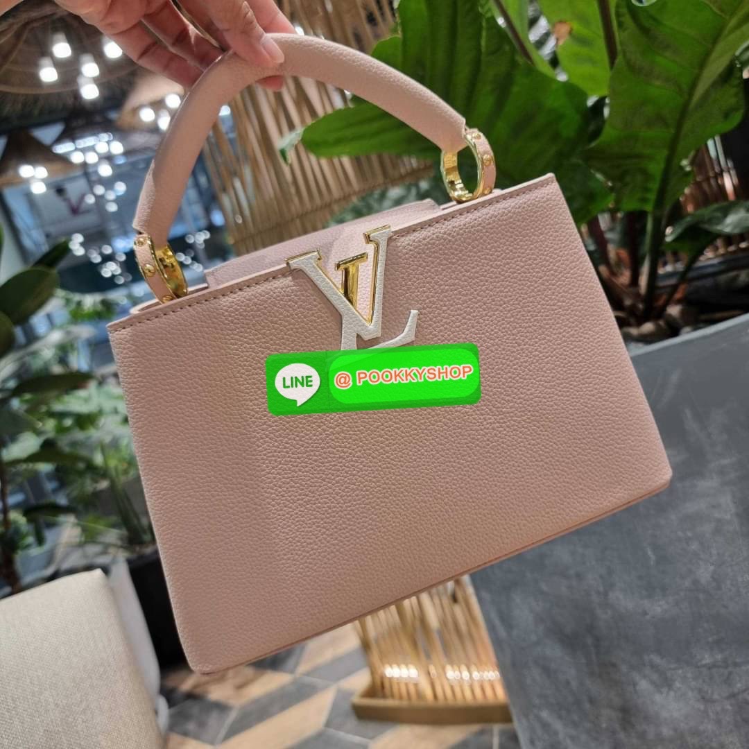 NEW IN!! LV capucines top handle วีไอพีพรีเมี่ยมกิ๊ฟจากเคาน์เตอร์ ที่สุดของความสวยในราคาเบาๆ กระเป๋าถือสุดหรู ดีไซน์ทรงคลาสสิค พร้อมลวดลายหรูหรา มาพร้อมหูจับในตัว ด้วยรูปทรงวินเทจและวัสดุหนังลูกวัว สัมผัสดี ขับผิว ทำให้ไอเท็มนี้สะกดทุกสายตาจริงๆ และยังมีล