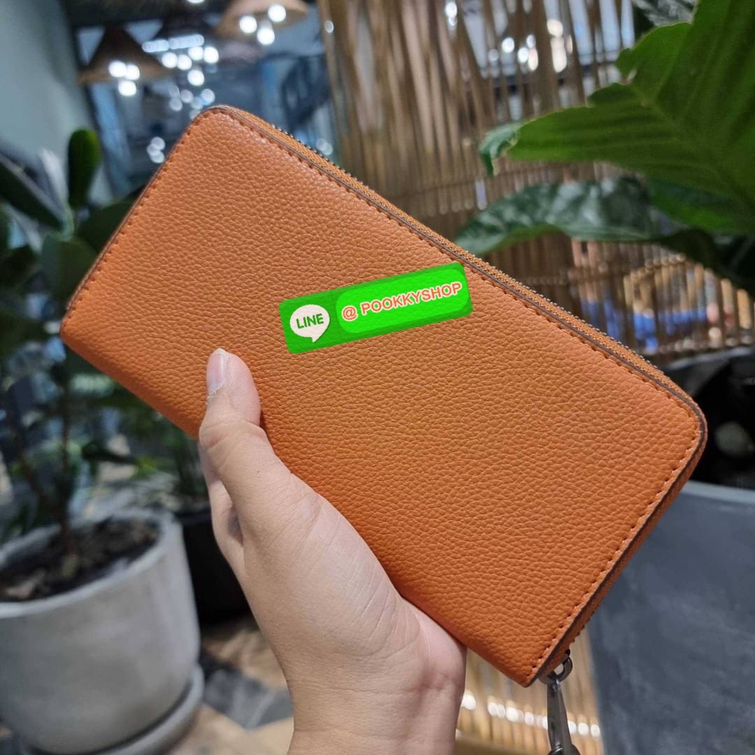 COACH C3548 LONG ZIP AROUND WALLET WITH HORSE AND CARRIAGE พร้อมเสิร์ฟความหรู กับคอลใหม่ สีสวย ผู้ดีขับผิวมาก กระเป๋าสตางค์ใบยาวกึ่งคล้องมือ เรียบหรู โดดเด่นด้วยโลโก้เอกลักษณ์ วัสดุหนัง pepble ทนทาน มาพร้อมสายคล้องมือ ถอดออกได้ ภายในใส่บัตรได้เยอะ มีช่องซ