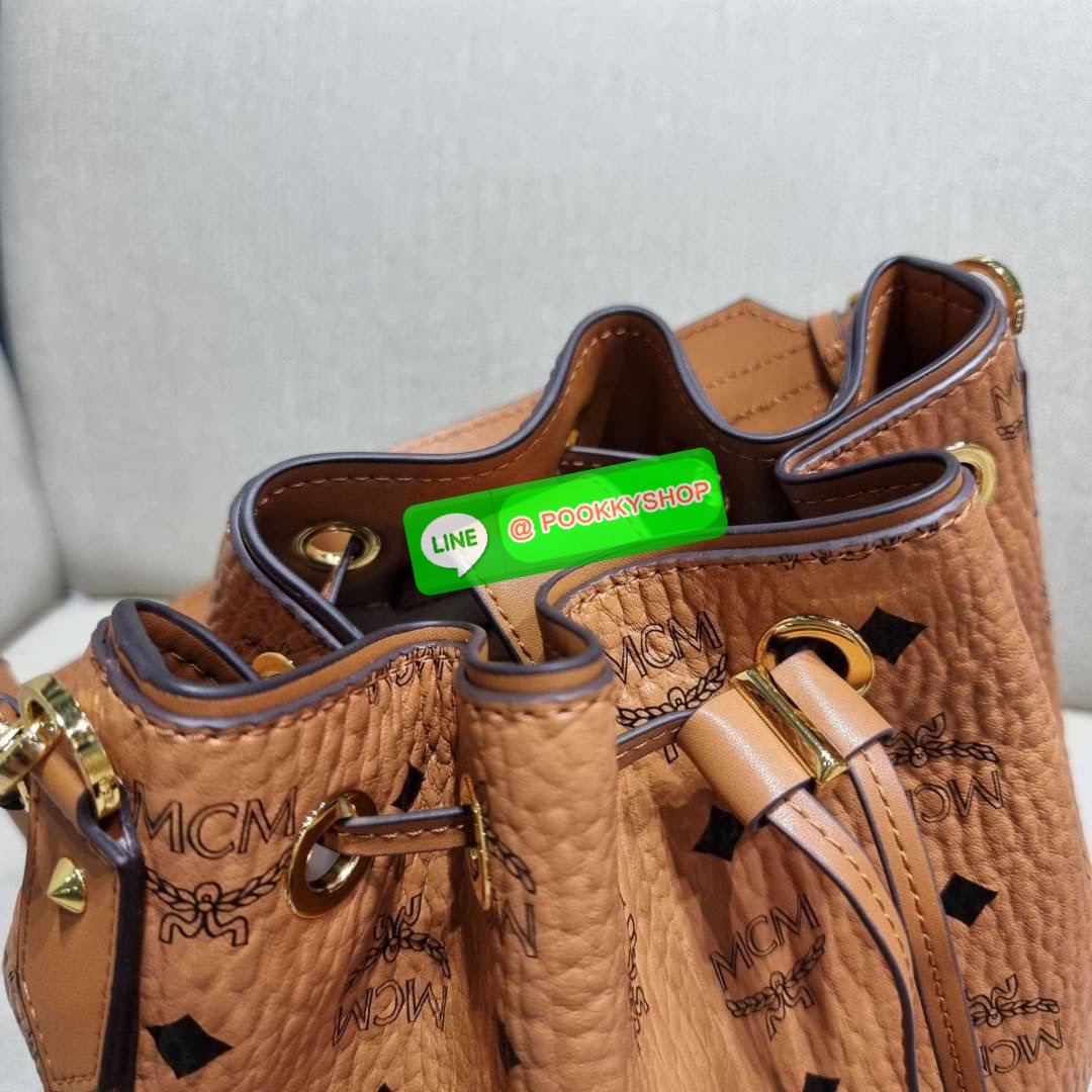 MCM MEDIUM ESSENTIAL DRAWSTRING BAG IN VISETOS กระเป๋าสะพายทรง bucket ไซส์ medium ใบใหญ่กำลังดี รูดเปิด-ปิดด้วยหนัง และยังมีกระดุมแม่เหล็กติดกันของหล่น พิเศษที่มีสายสะพายให้ 2 แบบ สายคล้องไหล่หรือถือได้ และสายสปอร์ตสะพายข้าง วัสดุหนังแคนวาสคุณภาพดี ภายในโ