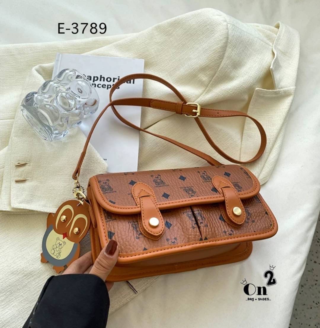 กระเป๋าสะพายข้างทรงแมสเซนเจอร์ เปิดหน้าอะไหล่ทอง มาพร้อมพวงกุญแจ+สายสะพายยาว พร้อมส่ง 3สีค่ะ