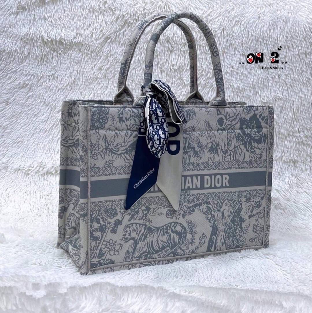 Dior Christian dior book tote งานสวยงานฮอต เป็นทรงที่ใช้ได้เรื่อยๆค่ะ รุ่นนี้ฮิตตลอดกาลสาวๆควรมีติดไว้ งานสวยขนาดกำลังดีใส่ได้เยอะจุใจ