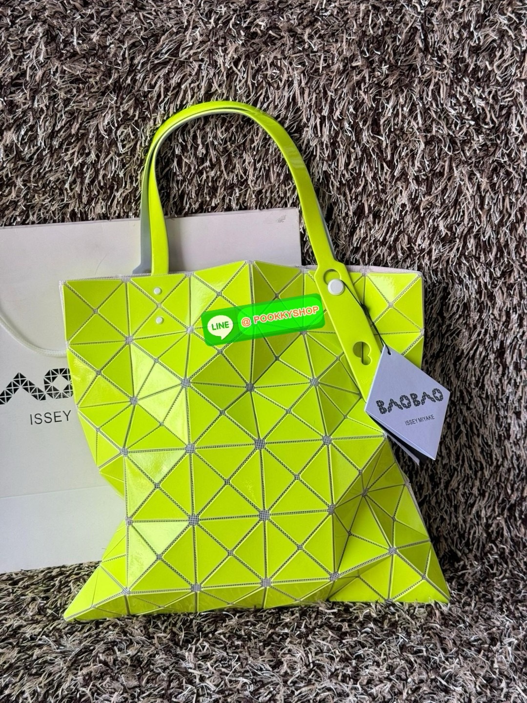 Baobao Issey Miyake 6x6 กระเป๋า Tote รุ่นนี้ถือว่าเป็นกระเป๋า Tote ไซส์กลางที่เหมาะกับการพกพาสิ่งของที่จำเป็นในทุก ๆ วัน มาพร้อมสายที่สามารถปรับได้ทั้งสองสาย และมีช่องใส่ของช่องเล็กด้านใน 1 ช่อง จุของได้เยอะแถมยังทนทาน ใช้เป็น Everyday Bag ได้เลยคะ พกพาสะ