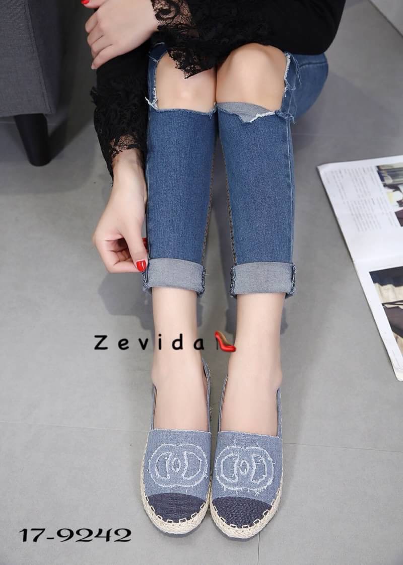 สินค้าพร้อมส่ง มาใหม่จ้าา รองเท้าคัชชูงานฮิตมากๆจ้า งานผ้าดีไซน์ทันสมัย มาแรงสุดๆจ้าา สวมใส่สบาย ใส่ได้ทุกวันเลยจ้าา มี 3 สีน้าา ชิวๆ ชิคๆ รีบจองเลยจ้า