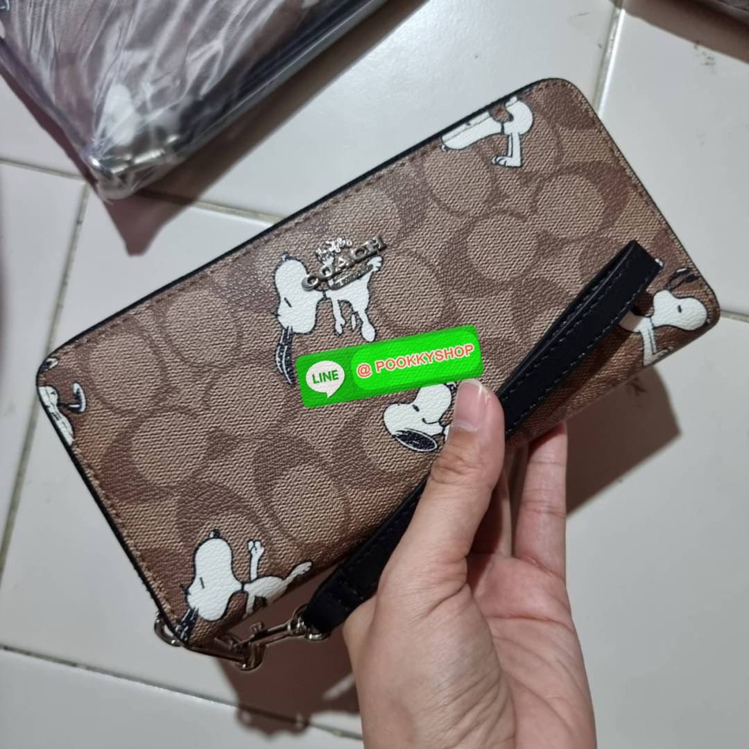 COACH C4596 COACH x PEANUT ACCORDION ZIP WALLET IN SIGNATURE CANVAS WITH SNOOPY PRINT คอลเลคชั่นใหม่ล่าสุด 2IN1 ไปอีก กระเป๋าสตางค์กึ่งคล้องมือ ลายสนูปพี น่ารักน่าใช้ สีคลาสสิค ใช้ได้ตลอดกาลไม่มีตกเทรนด์ วัสดุหนังแคนวาสเคลือบลาย มาพร้อมสายคล้องมือ ถอดออกไ