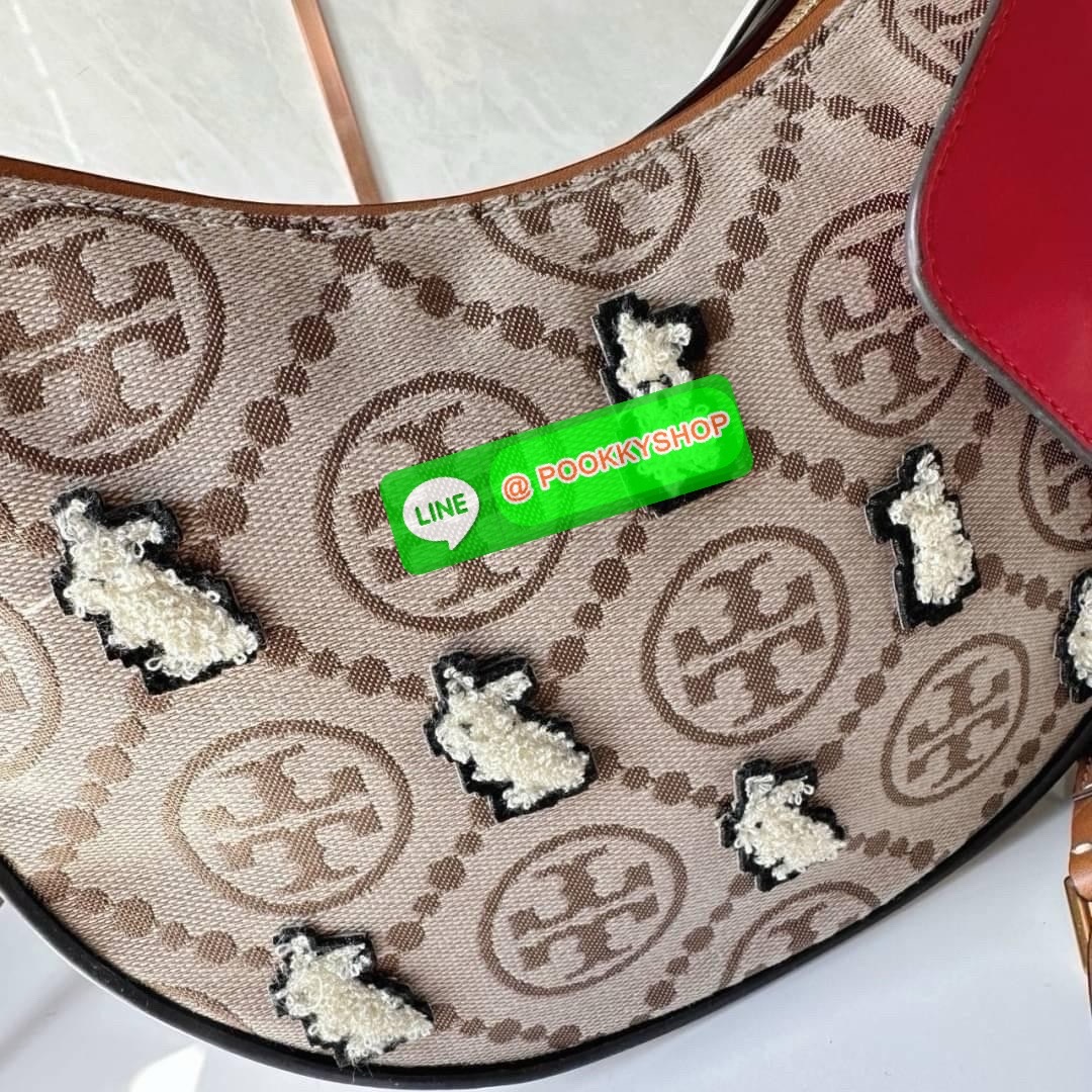 TORY BURCH Mini T Monogram embroidered Rabbit crescent Bag 🐇 คอลเลคชั่นกระต่ายสุดร้อนแรงแห่งปี คอลเลคชั่นทีบ่งบอกสไตล์ที่ทันสมัยทรงครึ่งวงปักลายกระต่ายบนกระเป๋าสุดน่ารัก โด่ดเด่น วัสดุผ้าแจคการ์ดตัดหนังแท้ เปิดปิดด้วยซิป มาพร้อมกระเป๋าใส่เหรียญใบเ