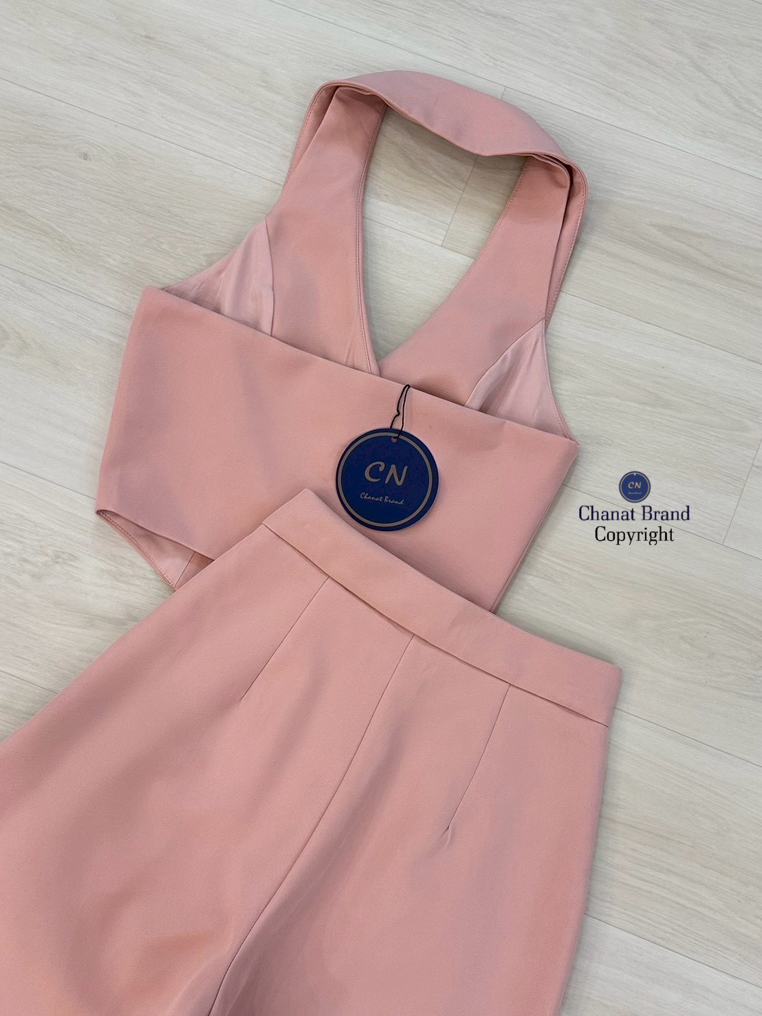 ชุดเซทแฟชั่น Set 2 ชิ้นสีนู๊ดทั้งชุด ตัวเสื้อคล้องคอ ทรงเข้ารูปมีกระดุมหน้า 2เม็ด