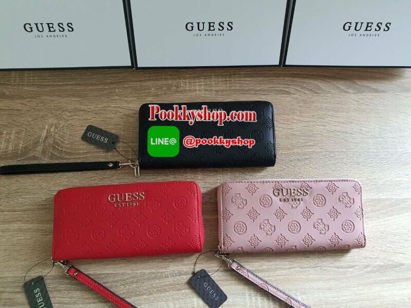 NEW ARRIVAL! GUESS WOMEN'S 2019 LONG WALLET กระเป๋าสตางค์ใบยาวหนังแต่งลายสุดหรู ด้านหน้าประดับโลโก้แบรนด์ เปิดปิดด้วยซิปมาพร้อมสายคล้องมือถอดแยกได้ ด้านหลังมีช่องซิป หัวซิปปั๊มแบรนด์ทุกจุด ภายในมีถึง 4 ช่อง มีช่องใส่ธนบัตรหลายช่อง ช่องซิปกลางและช่องใ