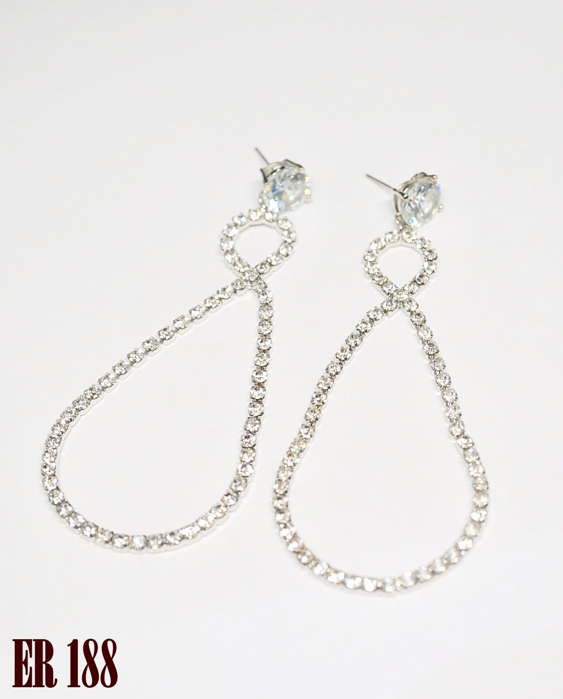 ต่างหูแบบห้อยยาว ประดับเพชรเรียงลาย อินฟินิตี้ ตามแบร์นดัง ดาราใส่เพียบ ตัวเรือนชุบทองขาว เก๋ๆ