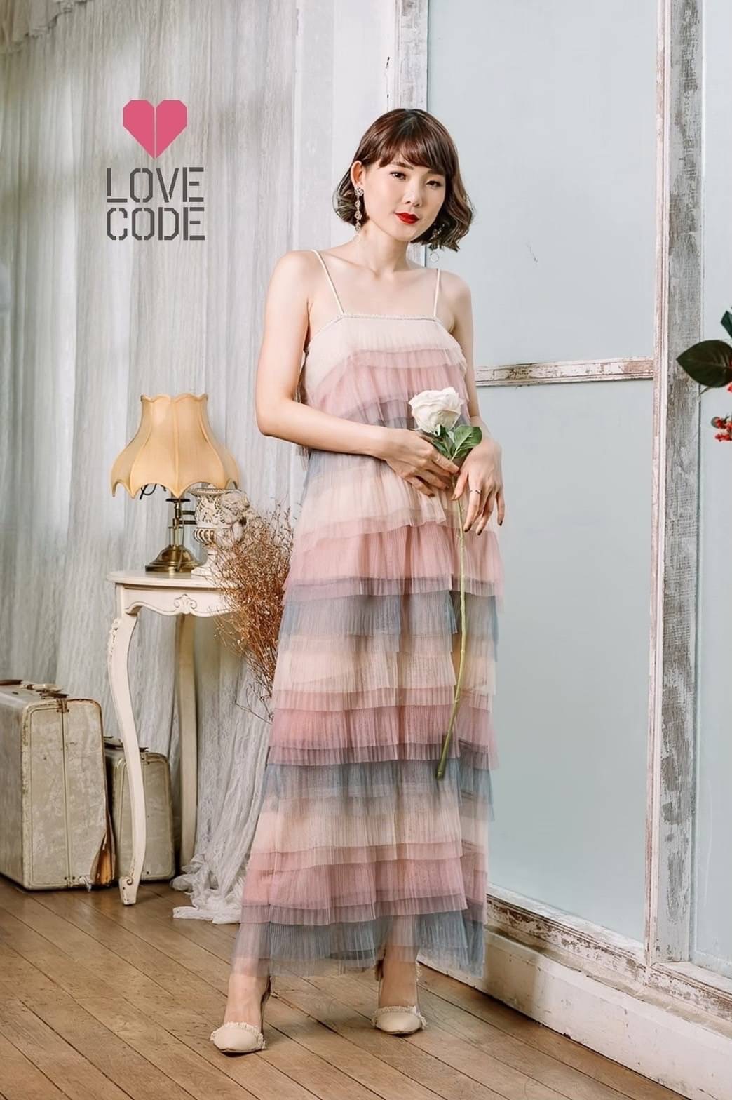 เดรสสายเดี่ยวยาวผ้ามุ้งอัดพลีทเนื้อดีเย็บระบายชั้นสลับสีโทนสีพาสเทล มีซับในสีขาวครึ่งตัว เป็นเดรสใส่เที่ยวคาเฟ่ได้ความสวยหรูสีสันสดใส หรือจะใส่ Mix & Match กับกางเกงยีนนส์ก็ได้ค่ะ