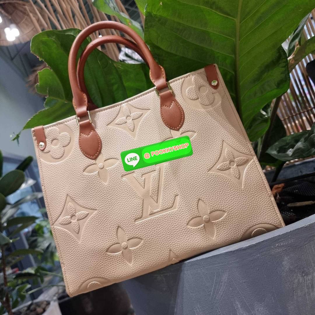 New arrival!! LV crossbody tote bag ดีไซน์สวยคม สมราคา ดูแพงไปอีก ด้วยดีเทลลายของหนัง crossgrain กระเป๋าทรงโท้ทจากเคาน์เตอร์ dutyfree คลาสสิค ผู้ดียืนหนึ่ง โทนสีใช้งานง่าย แมทช์ได้ทุกลุค มาพร้อมหูจับในตัว แบบหูหิ้ว และหูยาวสำหรับสะพายไหล่ เก๋มาก ชิคมาก ภา