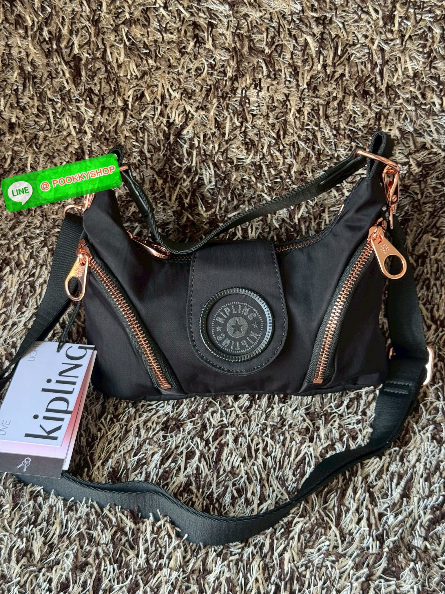 Kipling Syro Shoulder bag กระเป๋าในสไตล์มินิมอล แต่สามารถใส่สิ่งของได้ครบครัน มีทั้งช่องซิปภายในและนอก น้ำหนักเบา มีสายสะพายครอสบอดี้ได้