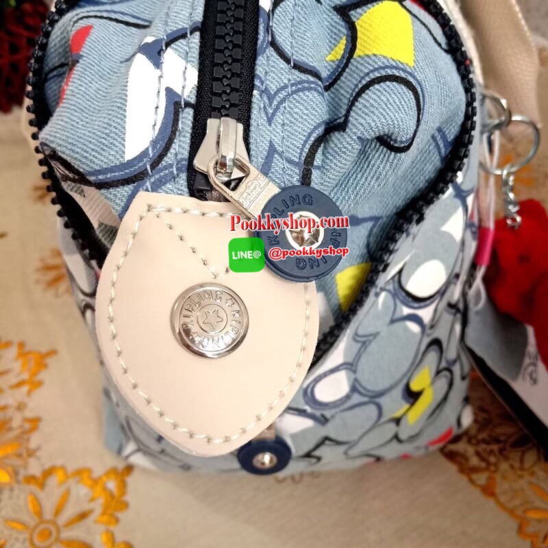 Disney's® 90 Years of Mickey Mouse Handbag 👍 รุ่น ART size L 👍กระเป๋าผ้าคิปลิงสะพายไหล่ได้ ครอสบอดี้ได้ มีสายยาวให้ 👍สามารถปรับสไตล์กระเป๋าได้2รูปแบบ เป็นtote หรือเก็บหูกระเป๋าก็ได้ 👍ช่องใหญ่ใส่ของได้จุ เปิดปิดด้วยซิป