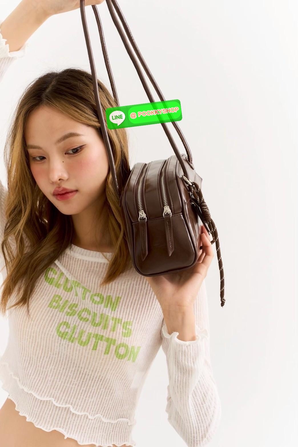 🌙 NEW IN — KEEP “Moonlight” Bowling Bag สไตล์มินิมอล เรียบแต่ดูแพง สะพายได้ทุกลุค ทุกโอกาส ✨ 👜 ดีไซน์ทรง Bowling สุดคลาสสิก ที่ทั้งใช้งานง่ายและมีโครงสวยตั้งทรง ทำจาก หนังสังเคราะห์ไมโครไฟเบอร์ Smooth Nano Oily สัมผัสเรียบเนียน น้ำห