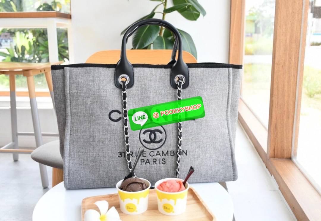 premium gift Chanel Tote canvas จากแบรนด์ Chanel กระเป๋าสะพาย Chanel Tote canvas โลโก้ปักกระเป๋าทรง Tote ผ้า canvas เนื้อหนาอย่างดีมีซับใน ด้านหน้าปักโลโก้ไข่มุกแบรนด์หรู หูจับมี 2 แบบคือ แบบสายหนัง และ โซ่ สามารถสะพายไหล่ได้คะ ใบใหญุจุของคุ้ม แต่น้ำหนักเ