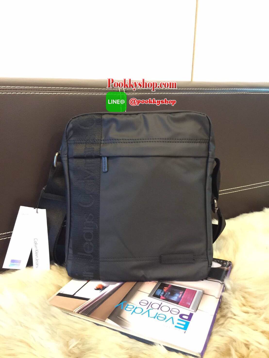 Restock! "CALVIN KLEIN" JEANS CROSSBODY BAG (Size L) กระเป๋าสะพายรุ่น Limited Edition จาก Calvin Klein Jeans วัสดุ Nylon + Polyester 100% คุณภาพดีเนื้อนิ่มน้ำหนักเบา กันน้ำ ด้านหน้ามีโลโก้ Calvin Klein Jeans พร้อมช่องซิป1ช่อง เปิดปิดด้วยซิปสะดวก