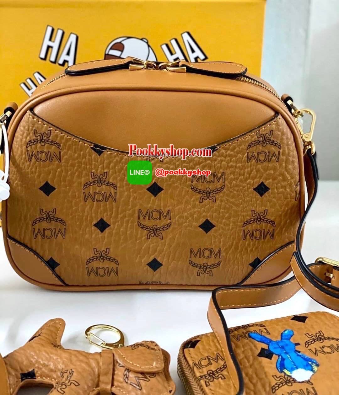 New !! MCM crossbody with box กระเป๋าสะพาย วัสดุหนังแกะแท้ ลายแบรนด์ทั้งใบ ภายในสามารถใส่มือถือได้ทุกรุ่น มีช่องเล็กให้ใส่ของจุกจิกด้านใน มาพร้อมสายสะพายถอดออกได้ ปรับระดับได้ค่ะ เป็นอีกรุ่นที่น่าใช้มากๆเลยทีเดียว ได้ไปรับรองไม่ผิดหวังเลยจร้า สินค้าพร้อมส