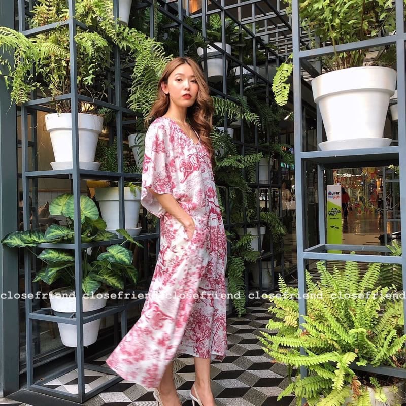 New! เดรสDior ทรงสวยหรู ใส่สลับหน้าหลังได้ค่ะ ใส่ออกงานก้อเลิศหรือใส่เดินเล่นชิวๆสวยสบัดพริ้ว ใส่สบาย ผ้านิ่ม คาดเข็มขัดดูสวยชิคขึ้นไปอีกกก^^