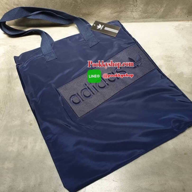 adidas shopping bag ลายปัก กระเป๋าถือด้านหน้าปักโลโก้แบรนด์ รุ่นนี้เปิดปิดด้วยช่องซิป ด้านหลังเรียบ ขนาดกำลังดี วัสดุกันน้ำ รุ่นนี้ใส่ของได้เยอะค่ะ คุ้มๆ กับสาวก adidas แบบสปอร์ต อย่าพลาดน๊า