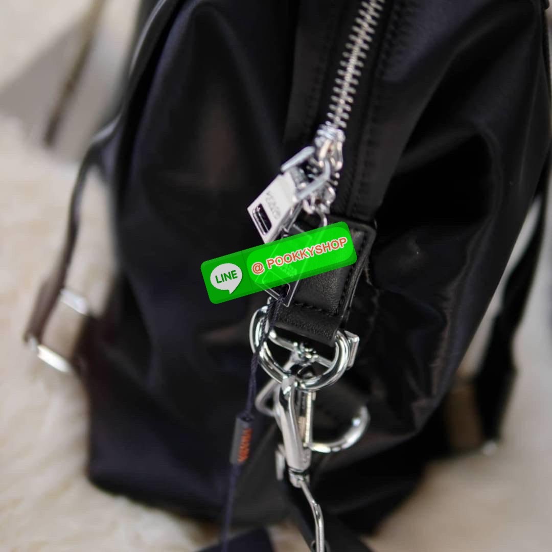 พร้อมส่งที่ไทยอีกครั้งกับ กระเป๋าใบใหญ่ กระเป๋าเดินทางแบบถือ ทรง TRAVEL BAG ใส่ของได้เยอะมาก งานพรีเมียมสมนาคุณแบรนด์ดังอย่าง PRADA ไปต่างประเทศได้สบาย ตัวกระเป๋าทำจากผ้า NYLON เคลือบอย่างดี สามารถกันน้ำได้ อะไหล่เงินทั้งใบ ด้านหน้าประดับโลโก้แบรนด์สุดหรู