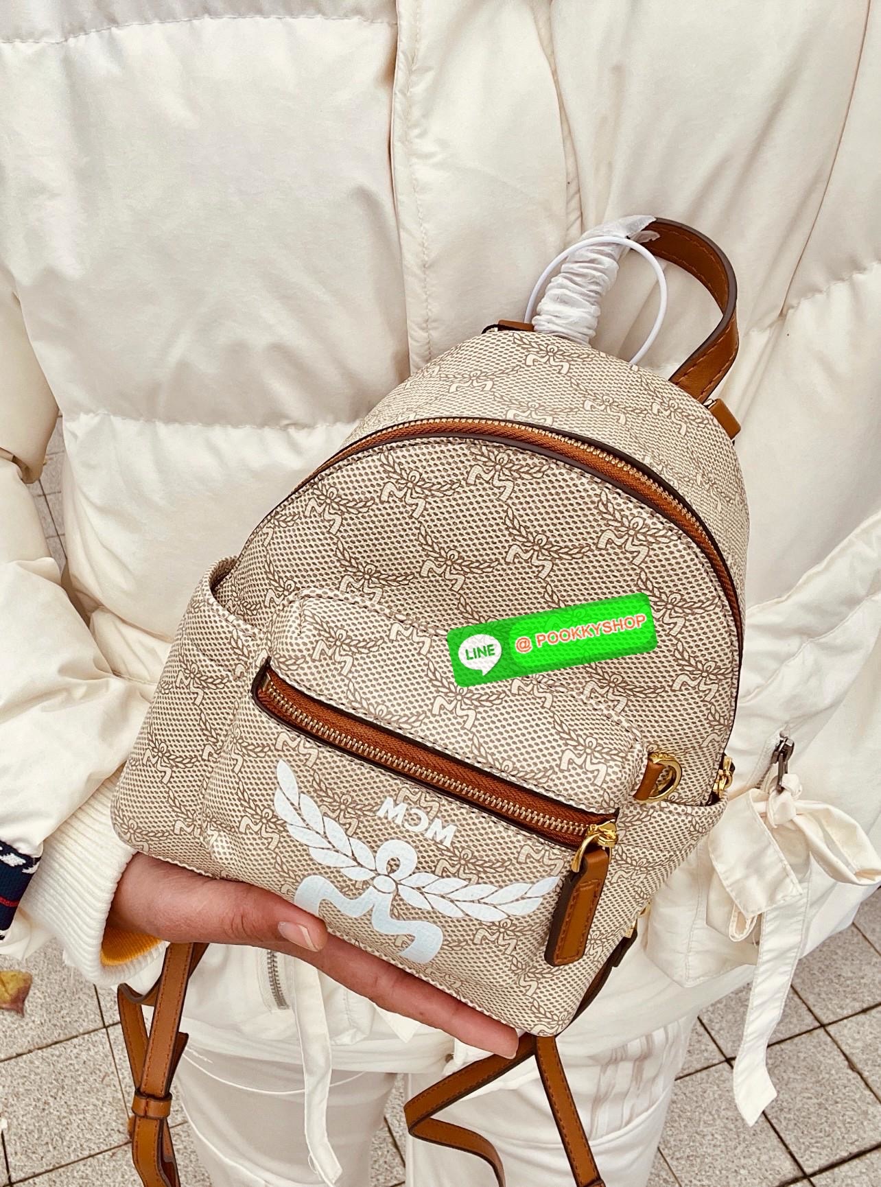 📸NEW NEW NEW!🎉🎉 เข้าแล้วสาวๆท่านใดรออยู่ จัดได้เลยค่าา อย่ารอช้าก่อนหมด! LAURETOS MCM STARK BACKPACK 📣พร้อมส่ง! บอกก่อนเลยน้องน่ารัก น่าใช้มากๆ พกพาติดตัวได้ตลอดเลยจริงๆค่า ใครมีแพลนเที่ยว ตปท.หน้าหนาวนี้จัดไปเลยค่าา สวยฉ่ำ