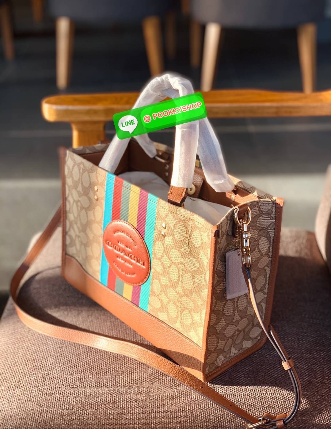 Coach Dempsey Tote 21 In Signature Jacquard With Stripe And Coach Patch ((C5637)) ✈️พร้อมส่งความสวย! คุณภาพจัดเต็มเลยค่ะ กระเป๋าทรงTote ไซด์กลางๆ วัสดุ Jackquard+หนังแท้ ได้ลงตัวสวยงาม 🔺สีคอลเลคชั่นใหม่ล่าสุด!