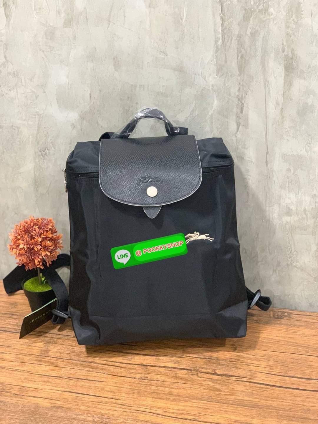 💕Longchamp LE PLIAGE Club Backpack พบกับอีกหนึ่งสไตล์ของLongchamp ที่เป็นรุ่นยอดนิยมอีกรุ่น สำหรับสาวแฟชั่นหัวทันสมัย เติมความพิเศษให้กับลุคด้วย ยังมีสีให้เลือกเยอะเรียกได้ว่าชอบสีโทนไหน ชอบแต่งตัวสไตล์ไหนก็เอาไปแมทช์กันได้เลย เป็นกระเป๋าเป้ในไม่ก