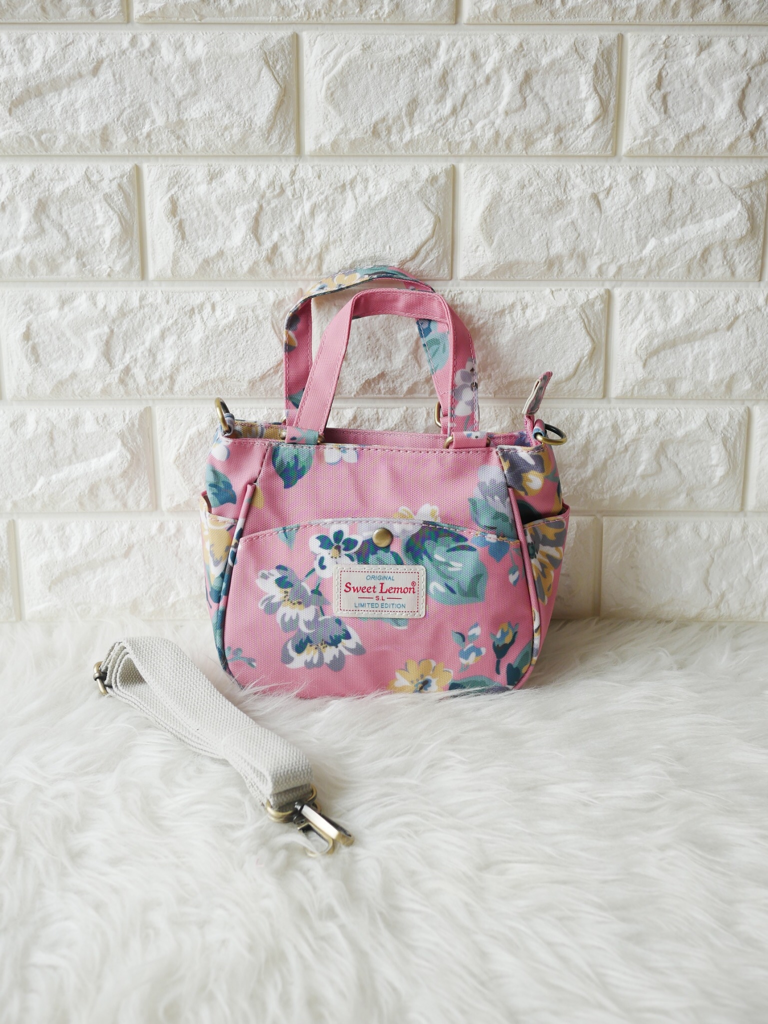 กลับมาทวงบังลังก์ความน่ารัก (cute) น้องเป๋าใบนี้ชื่อว่า (crown)SW 2660-1(crown) ขอมอบมงความคิ้วท์ให้ไปเลย ขนาดกำลังกะทัดรัด 16 x 18 x 9 ซม. (incoming call) ใส่มือถือได้ (wallet) ใส่กระเป๋าตังค์ได้ ใช้ออกงาน (romantic date) ใช้ออกเดท น้องน่ารักน่ารักจริงๆ