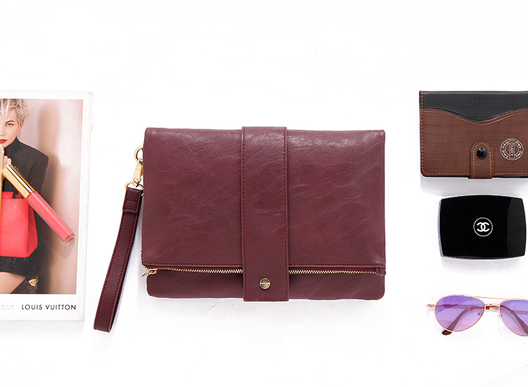 กระเป๋าหนังคลัชมือ Clutch แบรนด์ Forever21 หนังมีTexture ในตัว เนื้อหรูมากคะ ติดแท็คForever 21 ด้านใน ช่องใส่ของซิบใหญ่ 1 ด้านในมีซิปแบ่ง 1 ช่องแบ่งใส่ของ2ช่อง