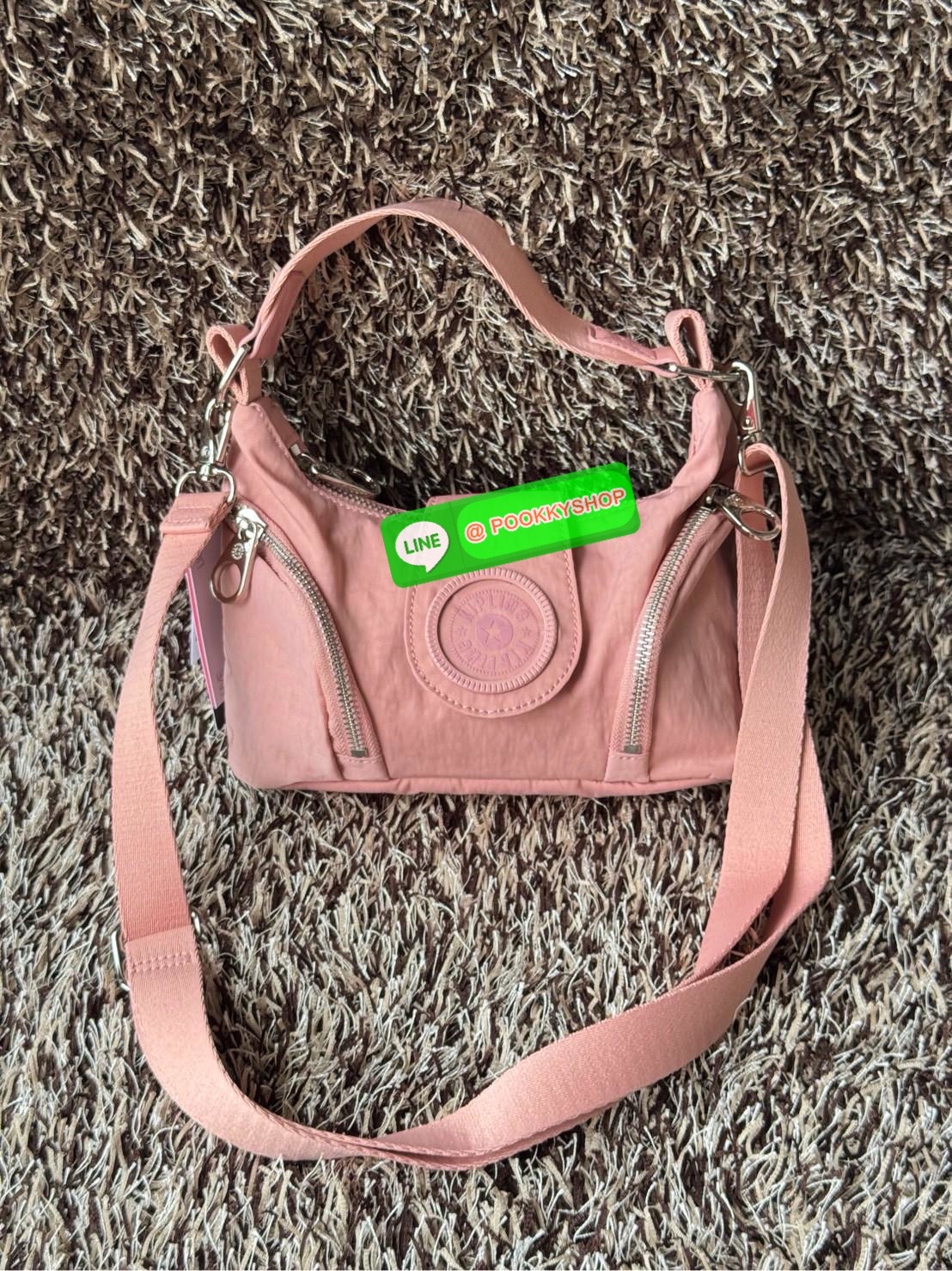 Kipling Syro Shoulder bag กระเป๋าในสไตล์มินิมอล แต่สามารถใส่สิ่งของได้ครบครัน มีทั้งช่องซิปภายในและนอก น้ำหนักเบา มีสายสะพายครอสบอดี้ได้