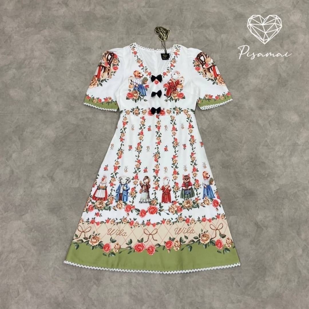 เดรสคอวีสีขาวมาในลายกราฟฟิกการ์ตูนวินเทจน่ารักๆ แต่งโบว์สีดำซ้อน3อัน ดีเท็ล10/10ไปเลยค่ารุ่นนี้ ปังมากๆค่า ที่สำคัญ ราคาฟาดๆ ใส่แซ่บๆเลยค่ารุ่นนี้ ใส่vacayถ่ายรูปกับแก๊งค์เพื่อนๆไม่มีผิดหวังเลยค่า ห้ามพลาดเลยน้าตัวนี้