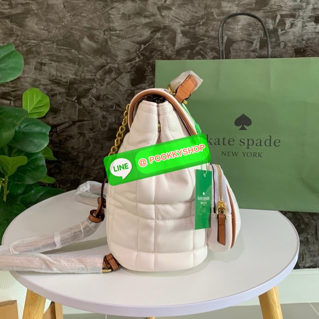 KATE SPADE NEW YORK Evelyn Small Quilted Leather Backpack กระเป๋าเป้สะพายหลังไซต์เล็กสุดคิ้ว หนังนิ่มสุดๆเย็บลวดลายตารางทั้งใบ ด้านหน้าตกแต่งต้วยชื่อแบรนด์ มีช่องเล็ก 1 ช่อง เปิด-ปิดกระเป๋าด้วยตัวล็อค ด้านในตัวกระเป๋าโล่งกว้าง จุของได้เยอะ และมีช่องซิปใส่