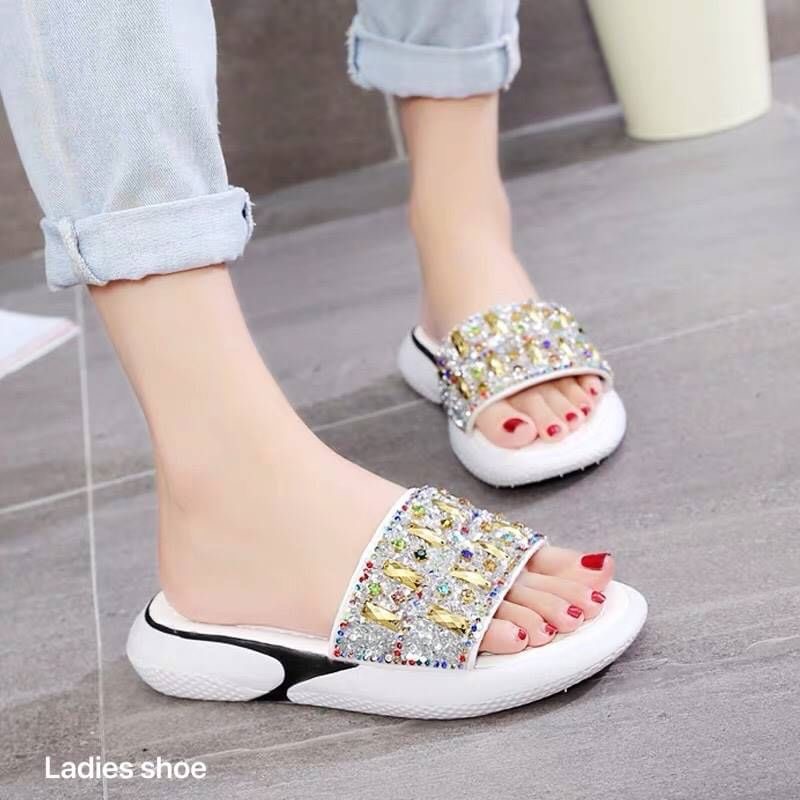 รองเท้าแตะชั่นนำเข้าสไตล์เกาหลี วัสดุพื้PU นุ่มน้ำหนักเบา ทรงสวมหนังแต่งอะไหล่วิ้งๆ ใส่ลำลองสบายๆขับผิวแมทง่าย